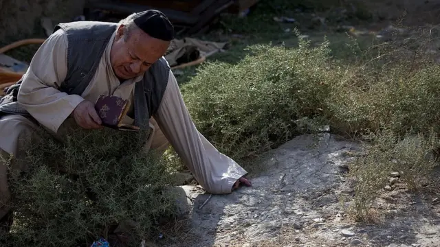 زبلون سیمینتوف کابل کې د یوه خپلوان پر قبر دعا لولي.