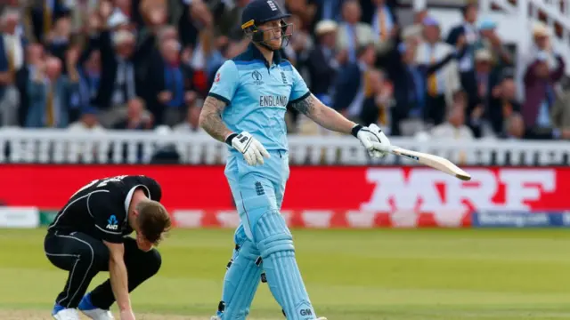 বিশ্বকাপ ফাইনালে কিউইদের হতাশায় ডুবিয়ে ক্রিজে স্টোকসের সদর্ভ পদচারণা।