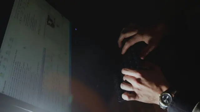 manos sobre computadora