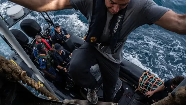 Les petites vedettes du Sam Simon ont transporté des troupes de la marine gambienne pour inspecter un navire de pêche chinois.