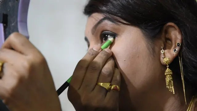 लावणी के लिए तैयार होती महिला