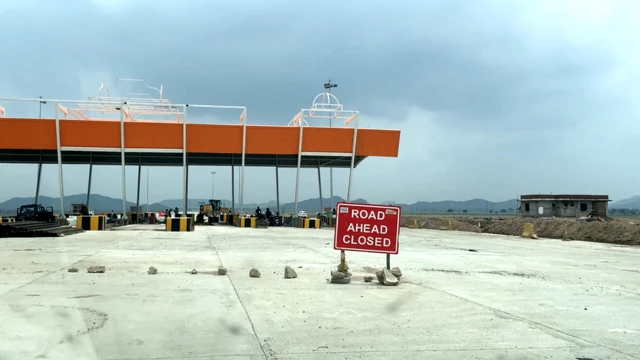 बुंदेलखंड एक्सप्रेसवे पर फिलहाल टोल प्लाज़ा बनाए जा रहे हैं