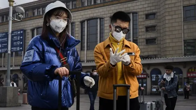 માસ્ક પહેરેલા લોકો