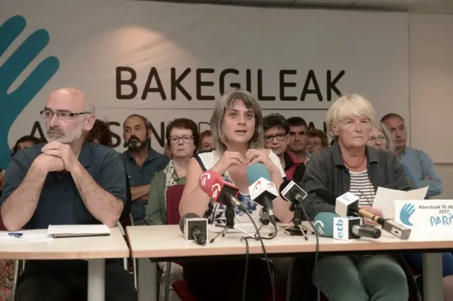 Michel Berhocoirigoin, Anaiz Funosas y Anne-Marie Michaud, miembros de los "artesanos de la paz", ofrecen una conferencia de prensa el 16 de mayo de 2017 en Louhossoa, en el suroeste de Francia.