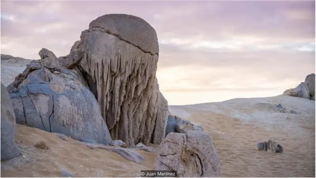 نادر پھتروں سے بنی پہاڑی