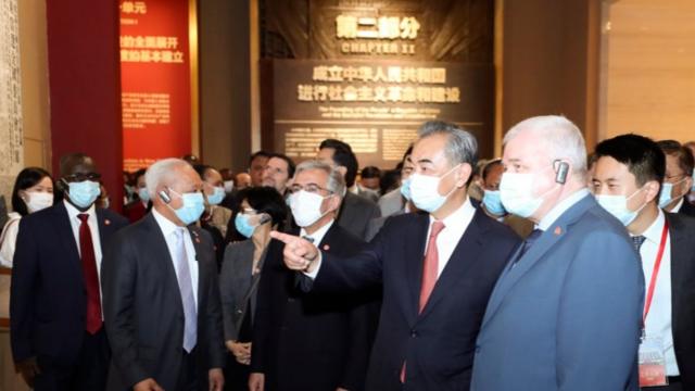 王毅邀請外國駐華使節參觀「不忘初心、牢記使命中國共產黨歷史展覽」
