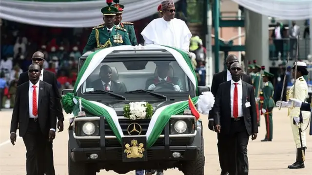 Shugaban Najeriya Muhammadu Buhari, a lokacin da ake tuka shi a mota inda ya ke duban masu faretin girmamawa a filin Eagle Square.