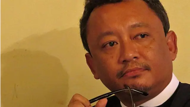 ဦးရဲနိုင်မိုးဟာ ရန်ကုန်သတင်းစာပညာသင်တန်းကျောင်း တည်ထောင်သူပါ။