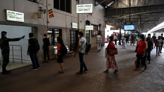 श्रीलङ्कामा रेलवे स्टेसनमा तापक्रम जाँच हुँदै