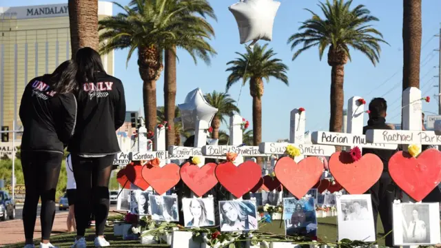 Cruces en homenaje a las víctimas del tiroteo colectivo de Las Vegas, Nevada, ocurrido el 1 de octubre de 2017