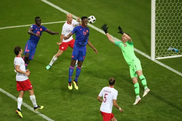 Balón a la cabeza de Mina que se adelanta a la salida de Szczesny.