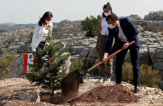 مانوئل مکرون، رئیس جمهور فرانسه دومین روز سفر خود در بیروت را با کاشتن یک نهال سرو روی تپه ای در شمال بیروت آغاز کرد؛ سرو نماد کشور لبنان است و روی پرچم این کشور هم نقش بسته است