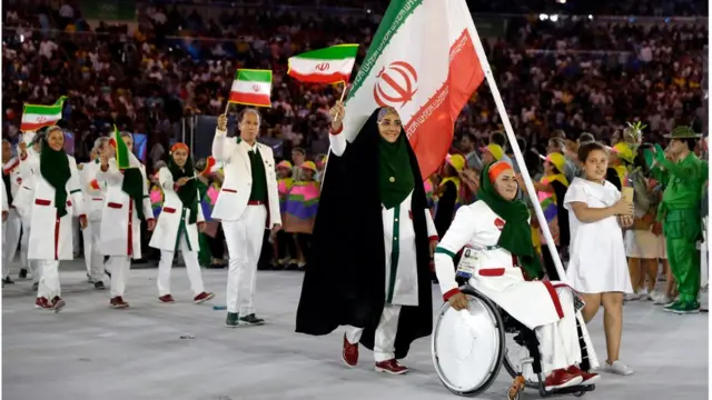 İran'ın bayrağını, bir kaza sonucu felç olan okçu Zahra Nemati taşıdı.