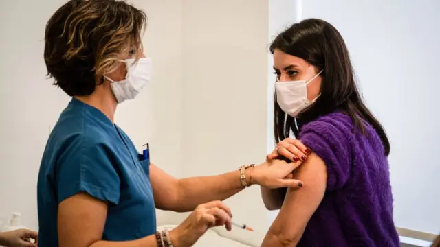 Türkiye'de şimdiye kadar Çin'den gelen Sinovac aşısı uygulanıyordu.