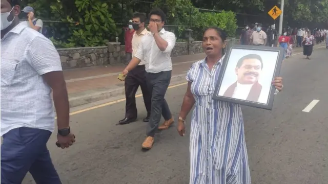 மஹிந்த படத்தை சுமந்துகொண்டு செல்லும் ஆதரவாளர்கள்.