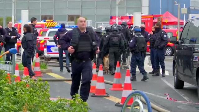 Policía en el aeropuerto de Orly, Francia