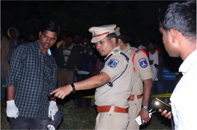 ఘటనా స్థలంలో పోలీసులు