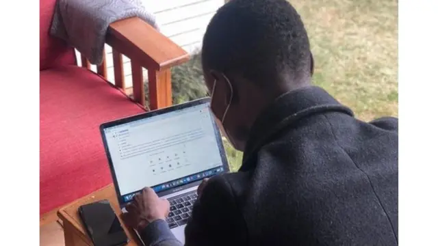 ዴቪድ፣ የአካዳሚ ጽሁፎችን በላብ ቶፑ ላይ እየጻፈ