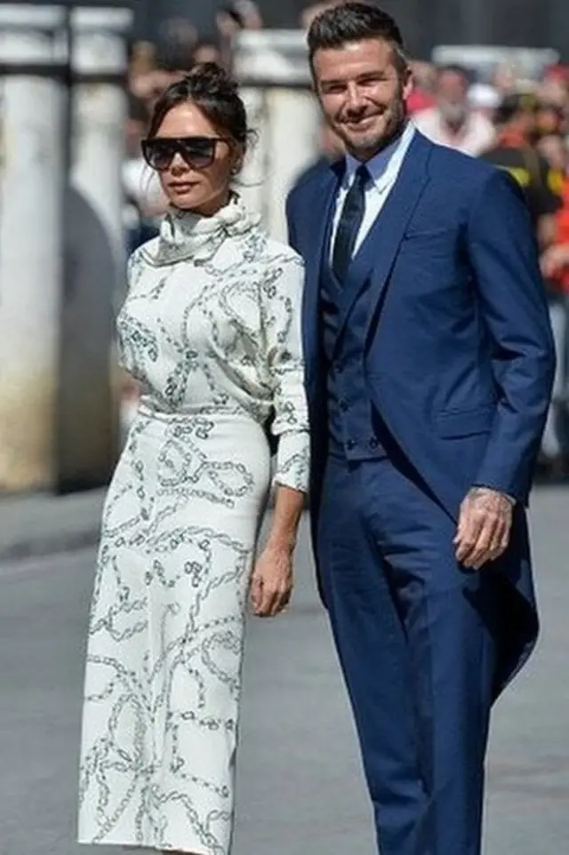 David Beckam na Mkewe Victoria Beckam katika sherehe ya harusi ya Sergio Ramos na mkewe Pilaar Rubio walipokuwa wakielekeakatika kanisa la Seville ,Uhispania