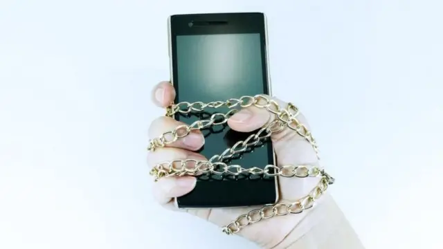 huwezi kukaa mbali na simu yako?