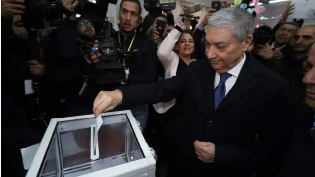 Ali Benflis yana jefa kuri'a a Algiers