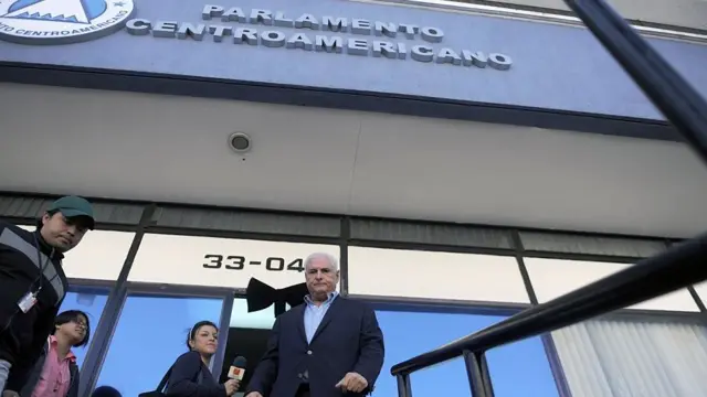 El expresidente panameño Ricardo Martinelli frente al Parlamento Centroamericano.
