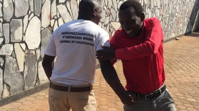 Vijana wengi siku hizi wameiga salamu wanazoona kwenye filamu za kimarekani, kusalimiana kwa mikono huku wakikutanisha mabega au pia kwa kugongeshanana ngum