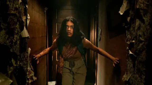 It Lives Inside (2023) koristi opsednutost kao metaforu za istraživanje dualnog identiteta