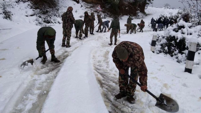 बैतडीमा बाटोबाट हिउँ पन्छाउँदै नेपाली सेना।