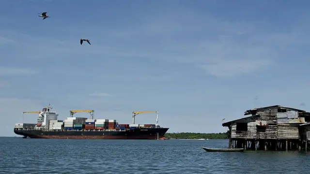 Un barco se acerca a Buenaventura, Colombia