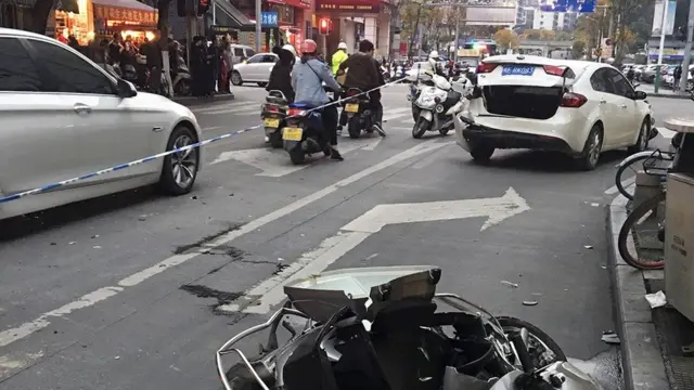 目击者称,被劫持的公交车当时开得飞快,撞倒多辆摩托车和行人。