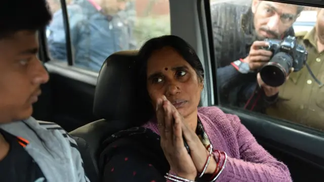 দিল্লির নির্ভয়া নামে পরিচিত মেয়েটির মা তার কন্যার ধর্ষণকারীদের মৃত্যুদন্ড দাবি করে এসেছেন আগাগোড়াই