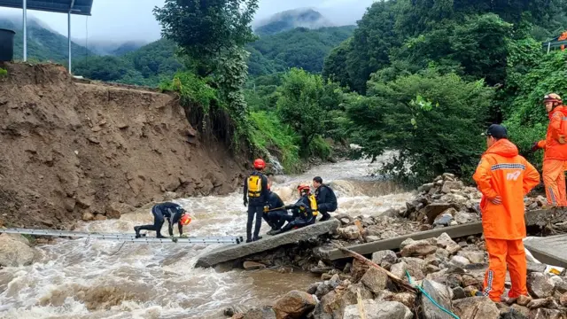 15일 오전 5시 9분쯤 경북 예천군 용문면에서 산사태로 발생한 산사태로 집이 무너지고 도로가 끊기자, 출동한 소방관들이 구조작업을 벌이고 있다.