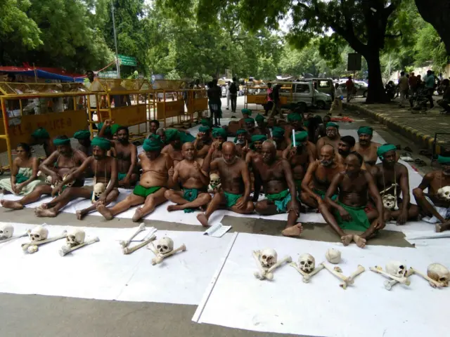 உயிரிழந்த விவசாயிகளின் மண்டை ஓடுகளுடன் விவசாயிகள்