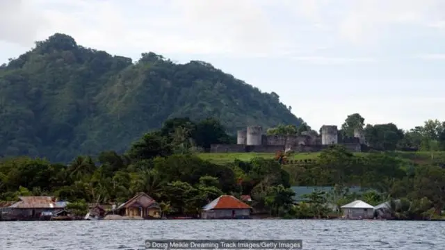 Ketika Belanda menemukan Kepulauan Belanda, mereka membangun benteng untuk melindungi invetasi rempah