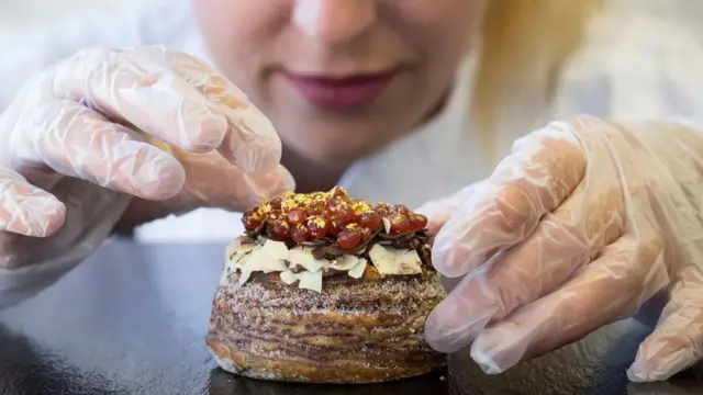 Le Cro zèbre de luxe de Dum Dum Donutterie, qui a été vendu pour 1 500 £, était composé de caviar de Champagne Cristal Rosé
