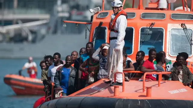 Un buque del servicio de salvamento marítimo español se aproxima al puerto de Málaga con un grupo de inmigrantes rescatados en alta mar