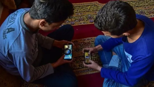 ਮੋਬਾਈਲ ਖੇਡ ਰਹੇ ਬੱਚੇ