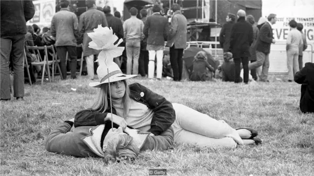 嬉皮士对文化变革的推动作用大于政治变革——他们的服饰、发型和音乐偏好很容易被建制所接受 (Credit: Getty)