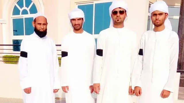 दुबई में काली पट्टी बांधकर नमाज़ पढ़ते मुसलमान