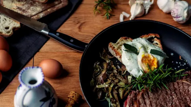 Мясо, поджаренное на гриле или на сковороде, особенно опасно