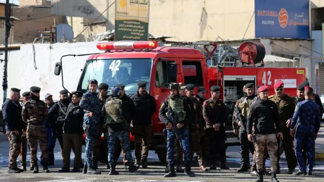 سيارات الإطفاء والإسعاف وأطقمها ملأوا المكان.