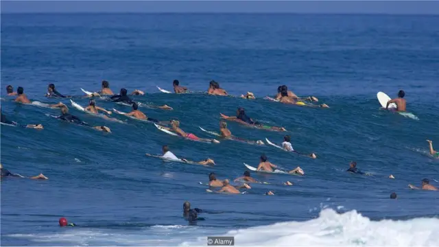 Surfistas na água