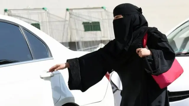 Una mujer aborda un auto en Arabia Saudita