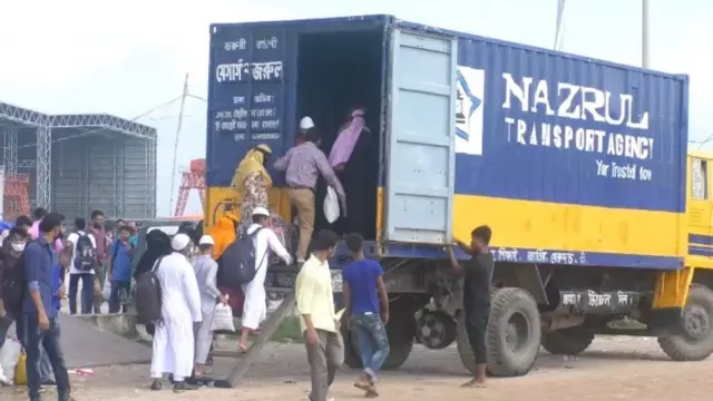 গণপরিবহন না থাকায় অনেকে কাভার্ড ভ্যাানে করেও ঢাকায় ফিরছেন