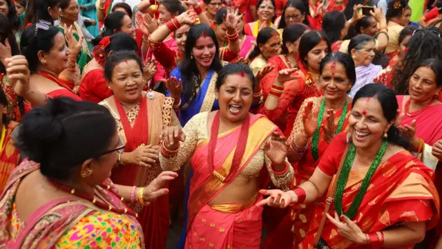 पशुपतिनाथ मन्दिर परिसरमा नाचगान गर्दै व्रतालुहरू