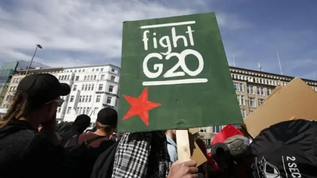 محتجون يرفعون لوحات تعارض قمة العشرين في ألمانيا 2017