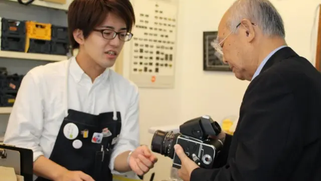 يأتي الزبائن إلى هذا المتجر لإعادة اكتشاف آلات التصوير العتيقة