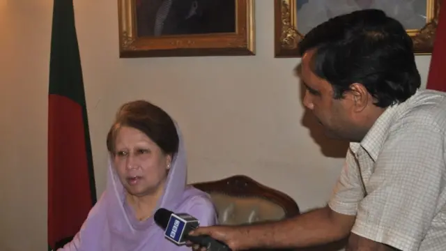 বিবিসি বাংলার কাদির কল্লোল ২০০২ সালে ঢাকায় তৎকালীন প্রধানমন্ত্রী খালেদা জিয়ার সাক্ষাৎকার নিচ্ছেন।