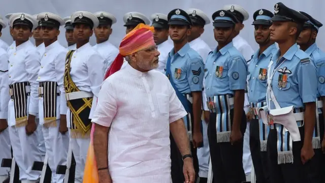 સૈન્યની પરેડનું નિરિક્ષણ કરી રહેલા નરેન્દ્ર મોદી